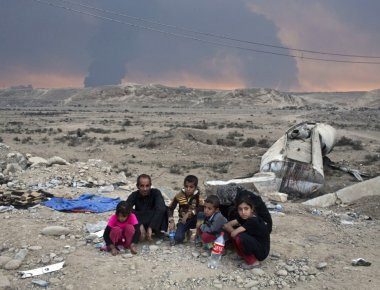 Μοσούλη: Διασώστες σώζουν ζωντανό ένα μωρό θαμμένο στα χαλάσματα (βίντεο)